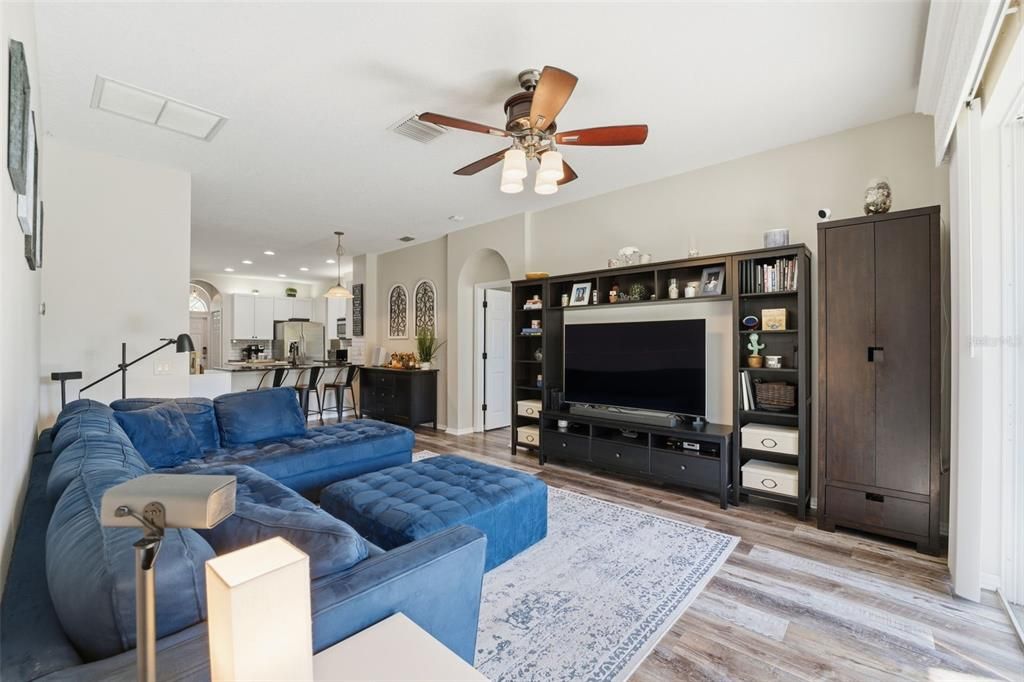 На продажу: $349,000 (4 спален, 2 ванн, 1805 Квадратных фут)