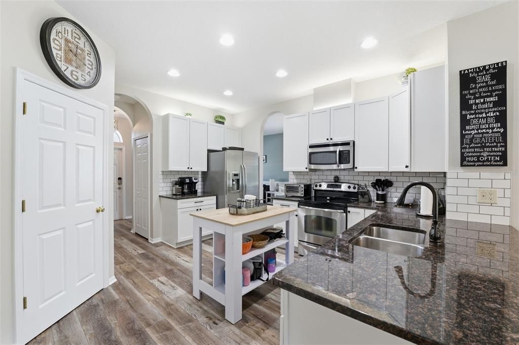 На продажу: $349,000 (4 спален, 2 ванн, 1805 Квадратных фут)