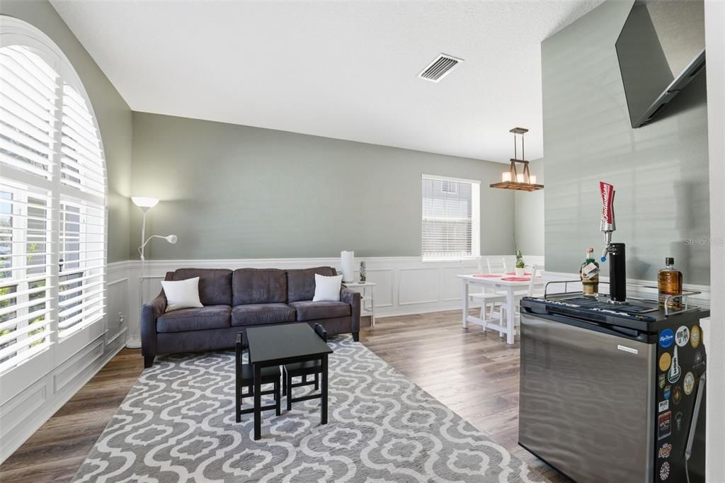 На продажу: $349,000 (4 спален, 2 ванн, 1805 Квадратных фут)