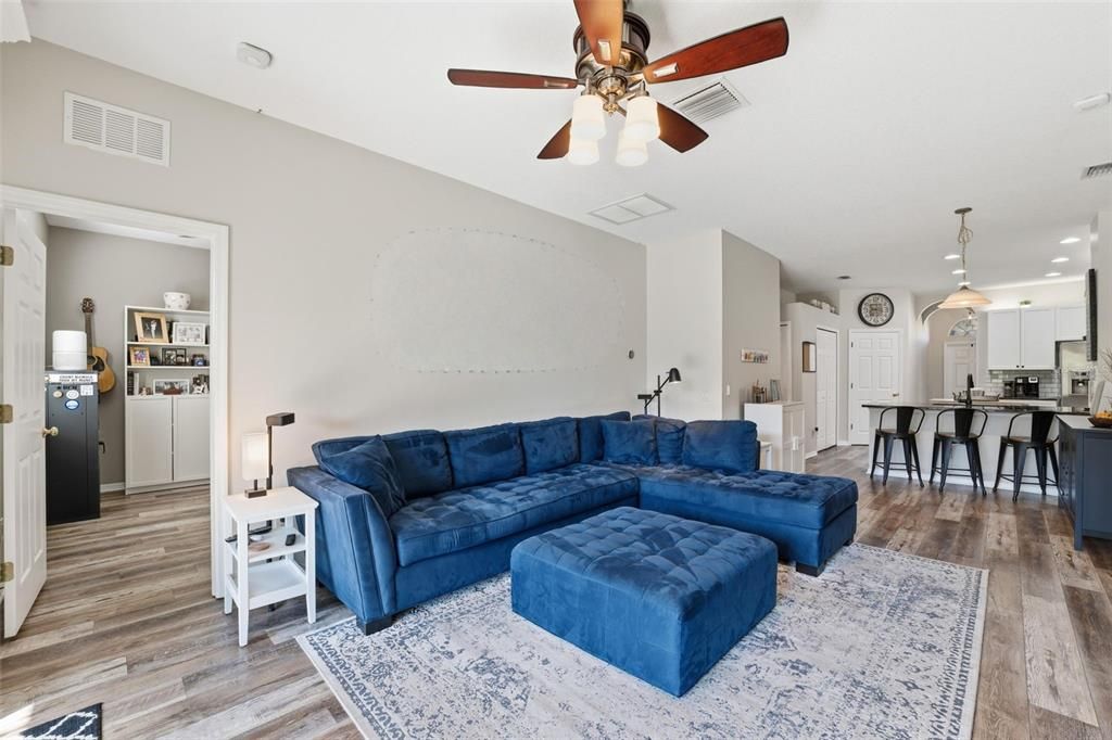 На продажу: $349,000 (4 спален, 2 ванн, 1805 Квадратных фут)