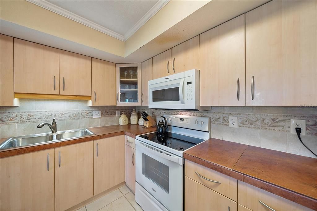 Active With Contract: $259,000 (2 beds, 2 baths, 1177 Square Feet)