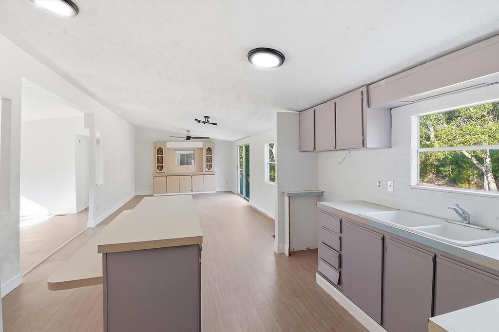 На продажу: $199,990 (3 спален, 2 ванн, 1900 Квадратных фут)