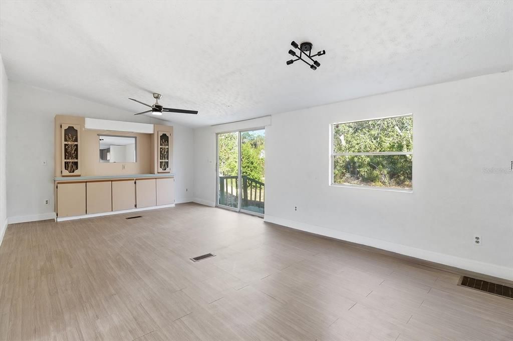 На продажу: $199,990 (3 спален, 2 ванн, 1900 Квадратных фут)