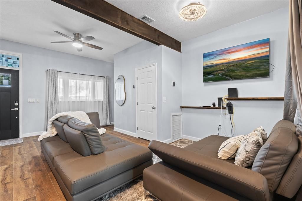 For Sale: $349,900 (3 beds, 2 baths, 1250 Square Feet)