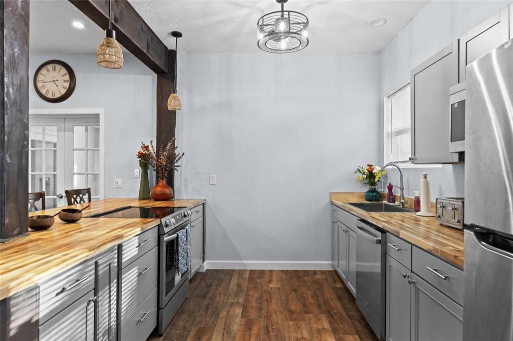 For Sale: $349,900 (3 beds, 2 baths, 1250 Square Feet)