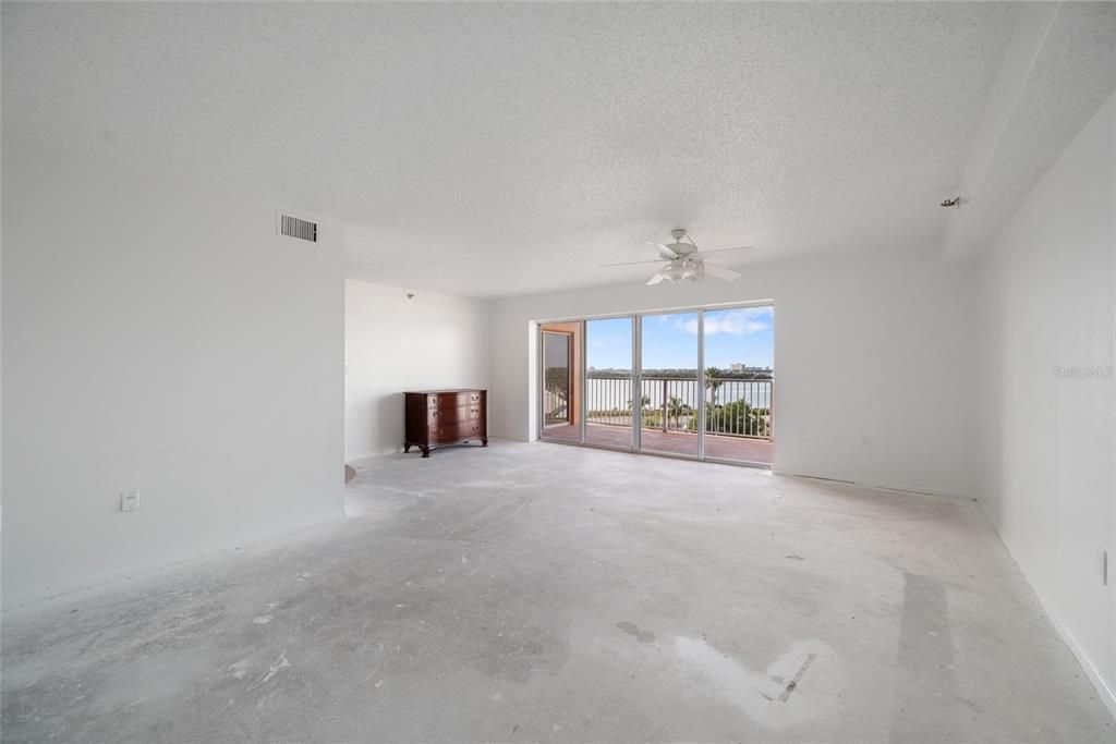 For Sale: $224,900 (2 beds, 2 baths, 1140 Square Feet)