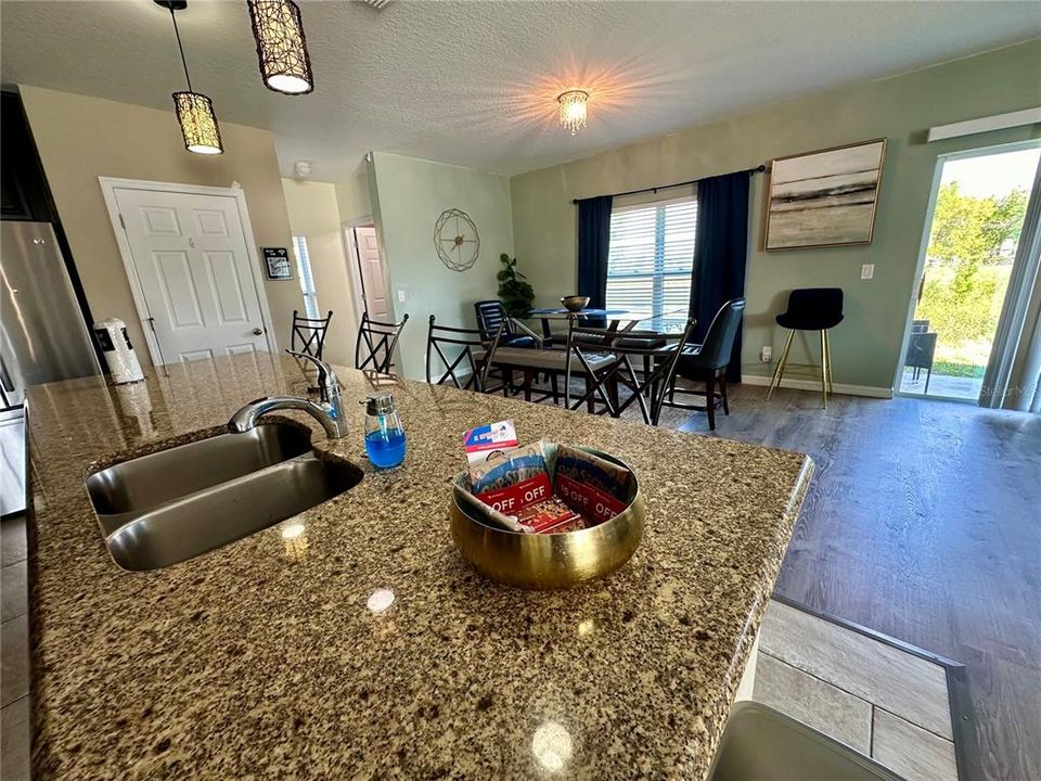 待售: $405,000 (4 贝兹, 2 浴室, 2640 平方英尺)