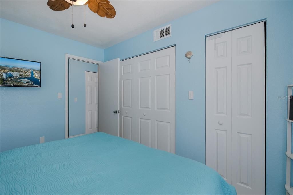 For Sale: $228,000 (2 beds, 2 baths, 959 Square Feet)