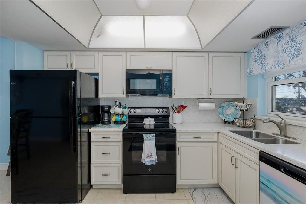 For Sale: $228,000 (2 beds, 2 baths, 959 Square Feet)