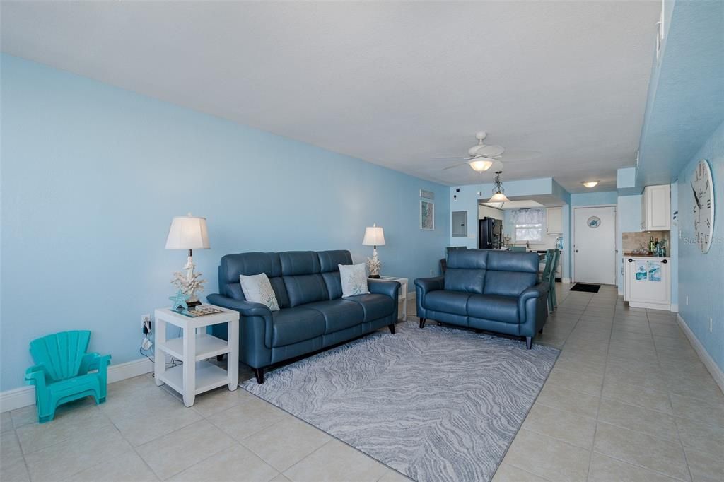 For Sale: $228,000 (2 beds, 2 baths, 959 Square Feet)