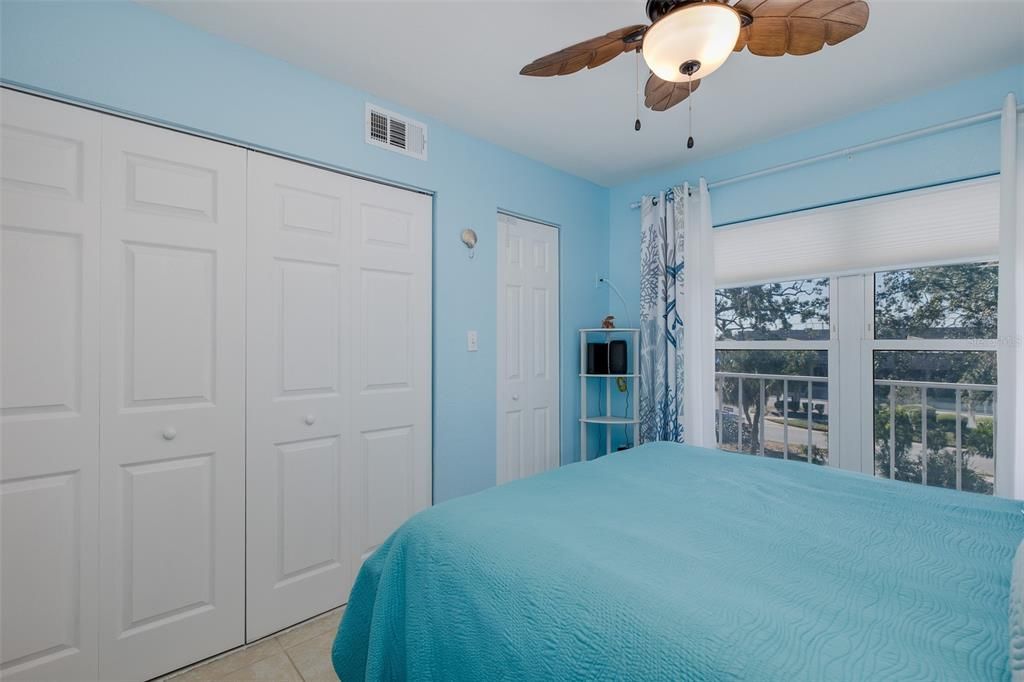 For Sale: $228,000 (2 beds, 2 baths, 959 Square Feet)