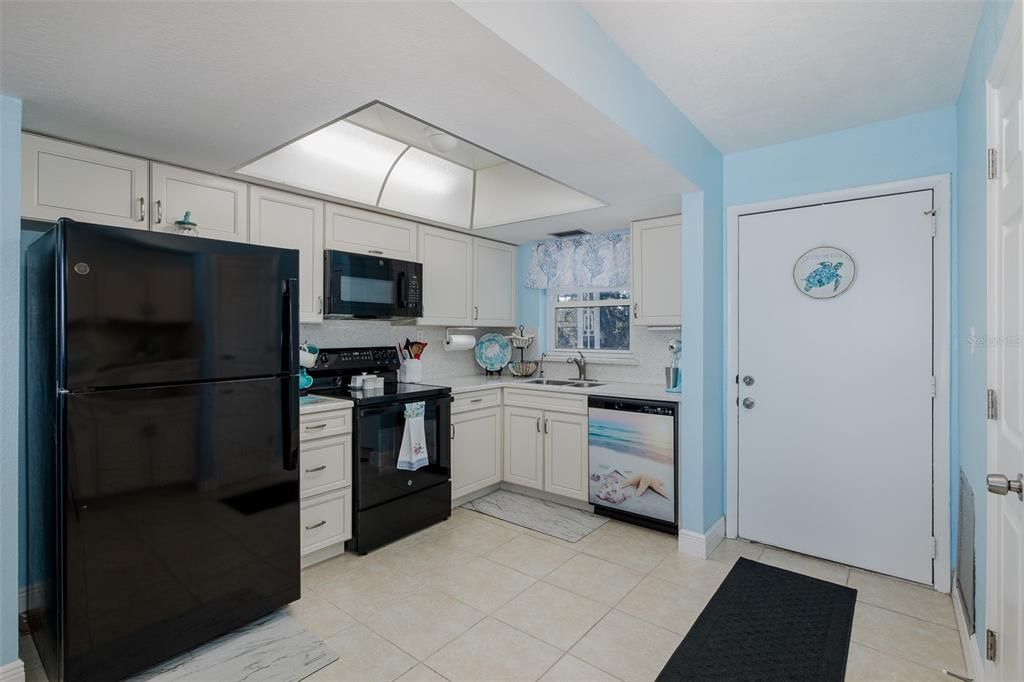 For Sale: $228,000 (2 beds, 2 baths, 959 Square Feet)
