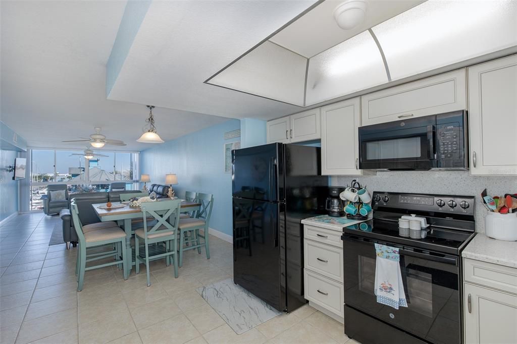 For Sale: $228,000 (2 beds, 2 baths, 959 Square Feet)