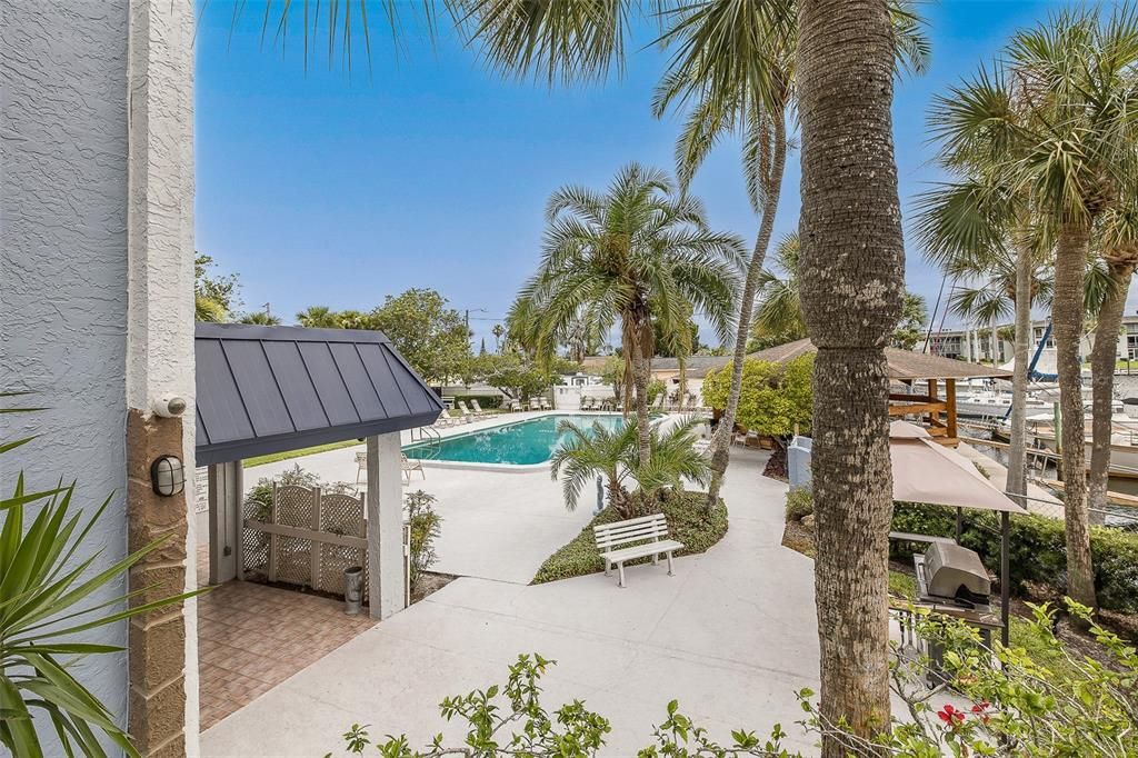 For Sale: $228,000 (2 beds, 2 baths, 959 Square Feet)