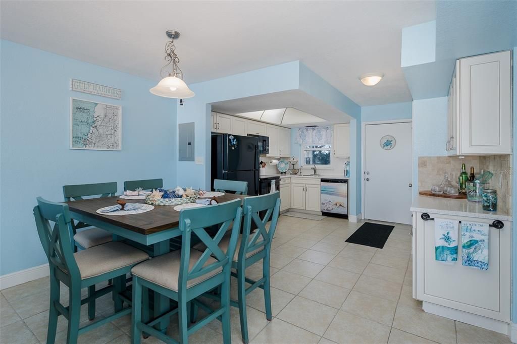 For Sale: $228,000 (2 beds, 2 baths, 959 Square Feet)