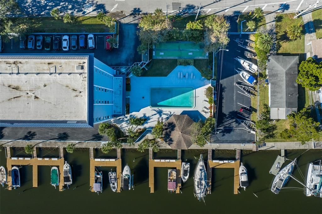 For Sale: $228,000 (2 beds, 2 baths, 959 Square Feet)