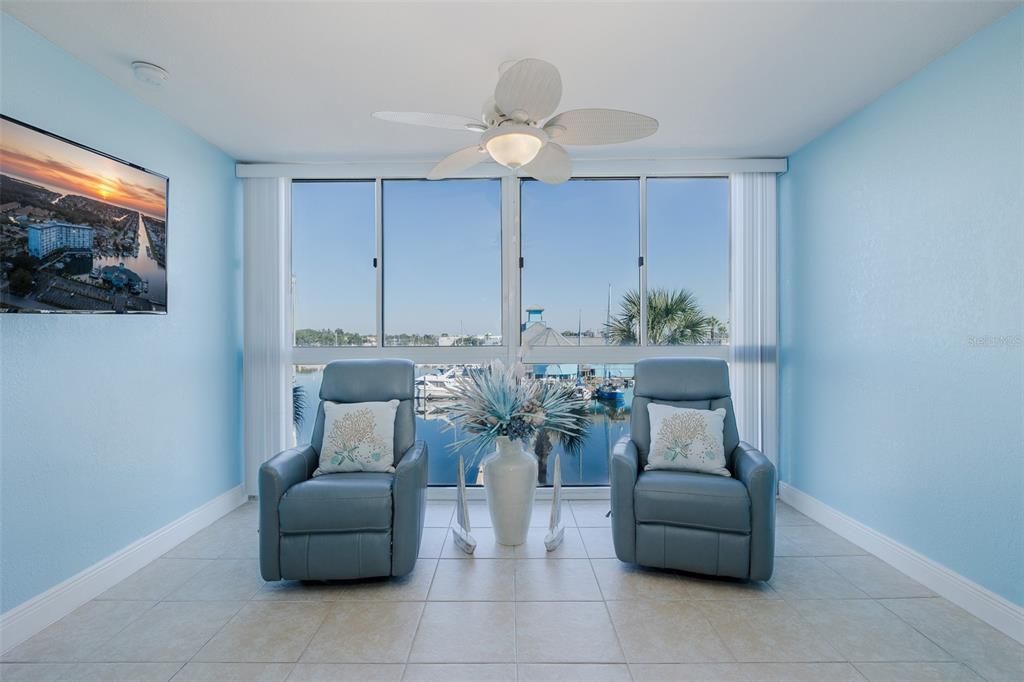 For Sale: $228,000 (2 beds, 2 baths, 959 Square Feet)