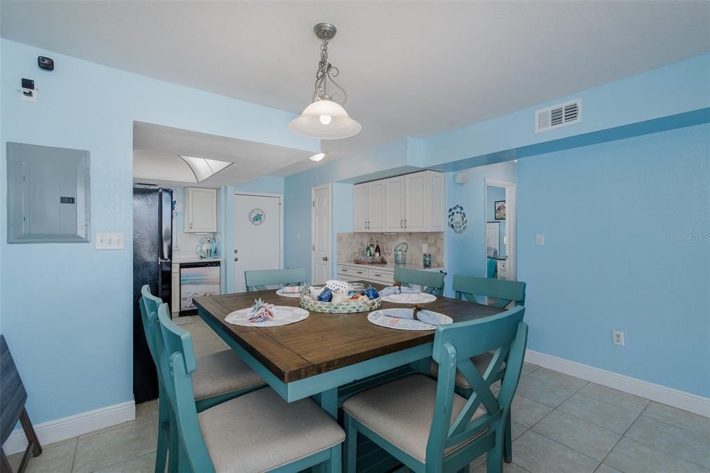 For Sale: $228,000 (2 beds, 2 baths, 959 Square Feet)