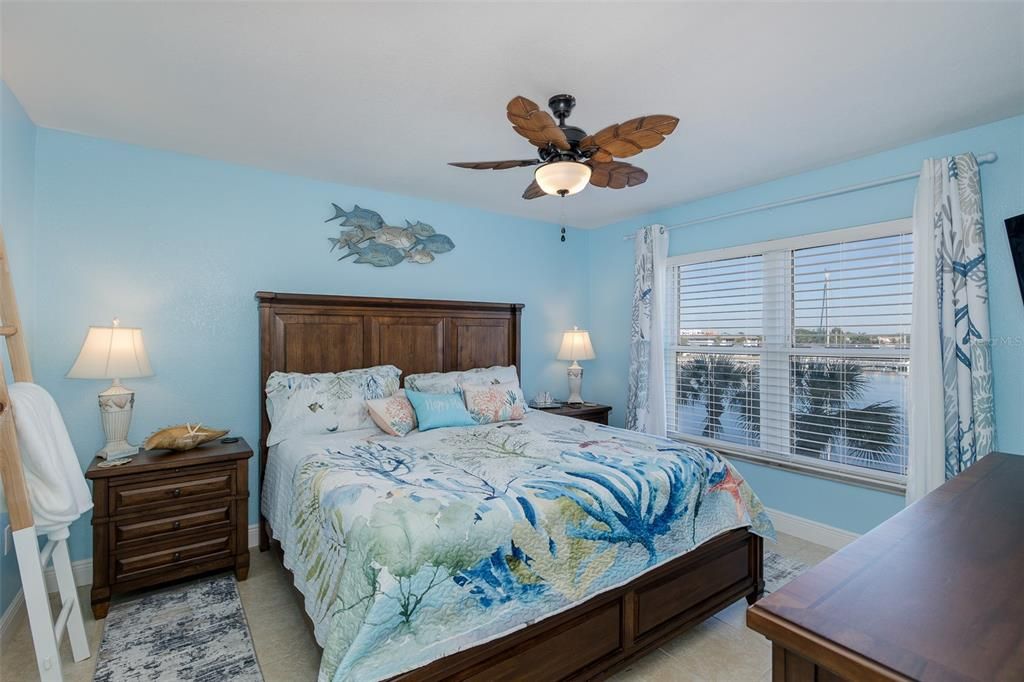 For Sale: $228,000 (2 beds, 2 baths, 959 Square Feet)