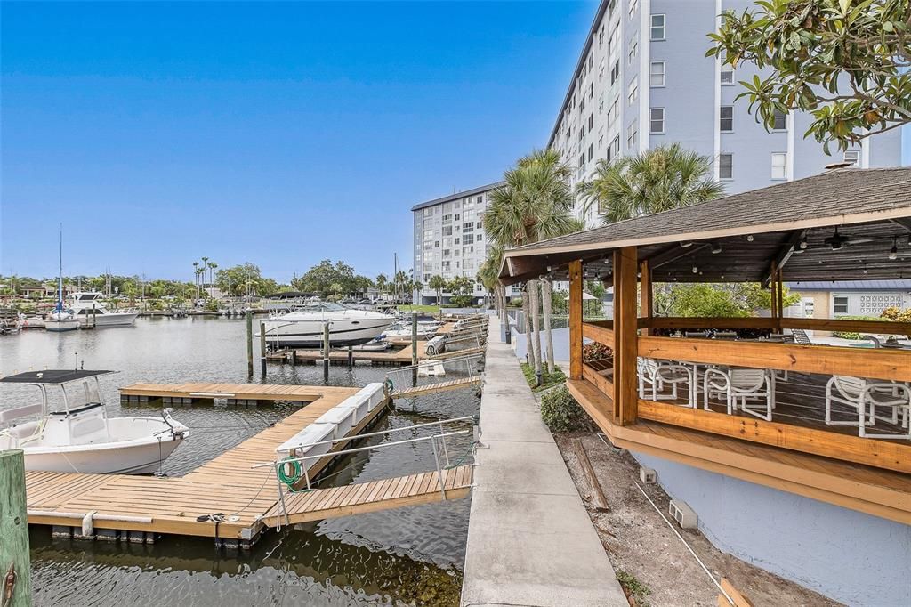 For Sale: $228,000 (2 beds, 2 baths, 959 Square Feet)