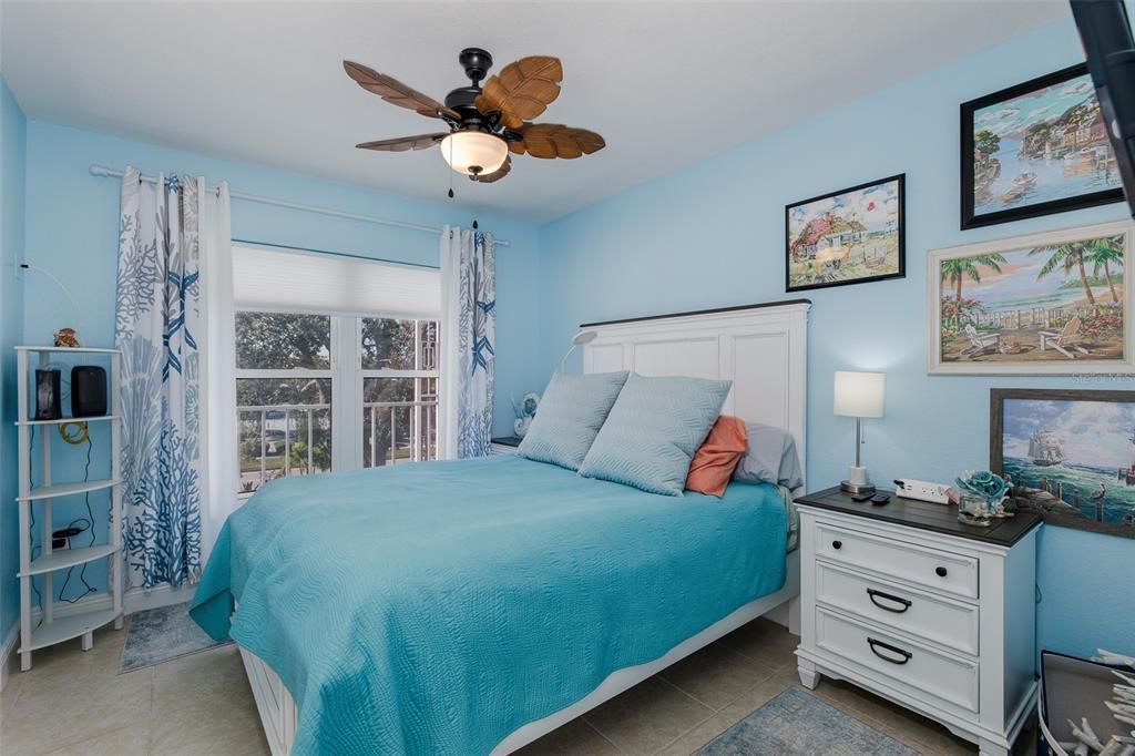 For Sale: $228,000 (2 beds, 2 baths, 959 Square Feet)