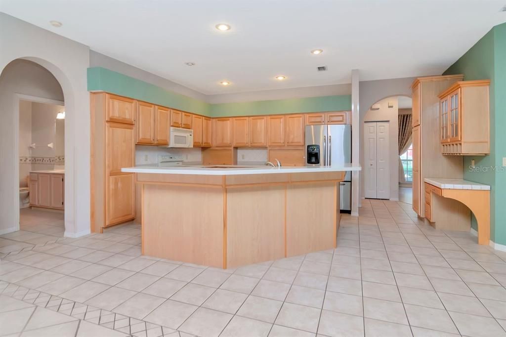 For Sale: $599,999 (4 beds, 3 baths, 2492 Square Feet)