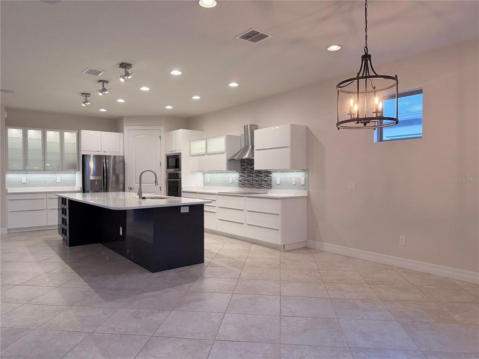 For Rent: $2,300 (3 beds, 3 baths, 2528 Square Feet)