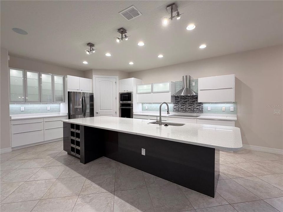 For Rent: $2,300 (3 beds, 3 baths, 2528 Square Feet)