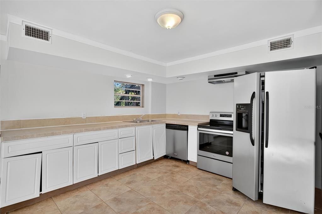 For Sale: $425,000 (5 beds, 2 baths, 1920 Square Feet)