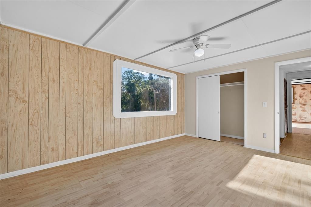 For Sale: $425,000 (5 beds, 2 baths, 1920 Square Feet)