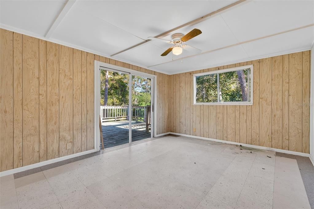 For Sale: $425,000 (5 beds, 2 baths, 1920 Square Feet)