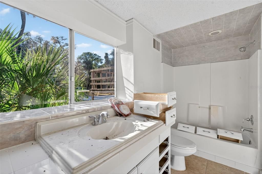 For Sale: $425,000 (5 beds, 2 baths, 1920 Square Feet)