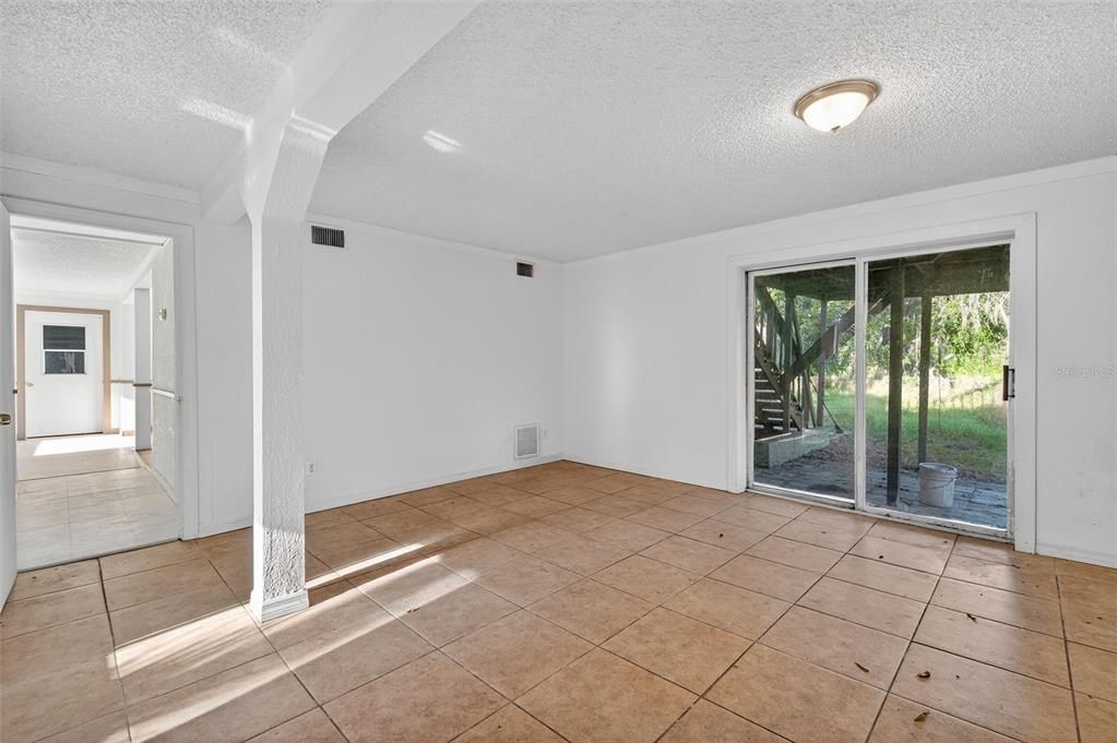 For Sale: $425,000 (5 beds, 2 baths, 1920 Square Feet)