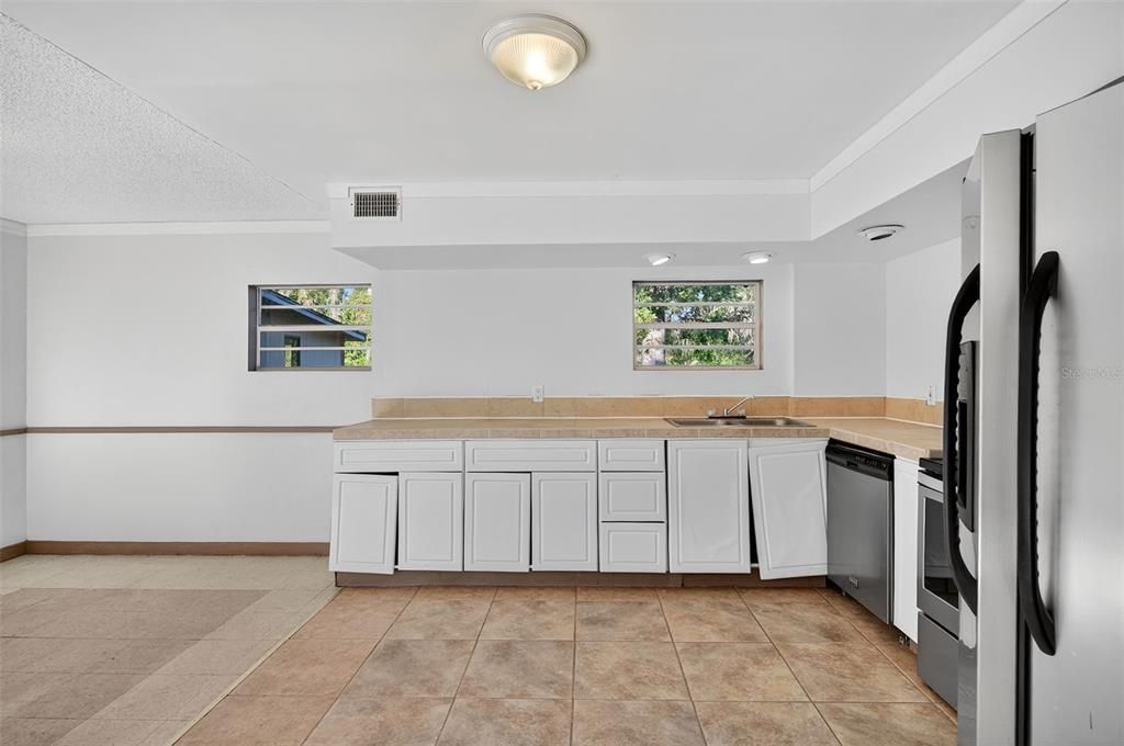 For Sale: $425,000 (5 beds, 2 baths, 1920 Square Feet)