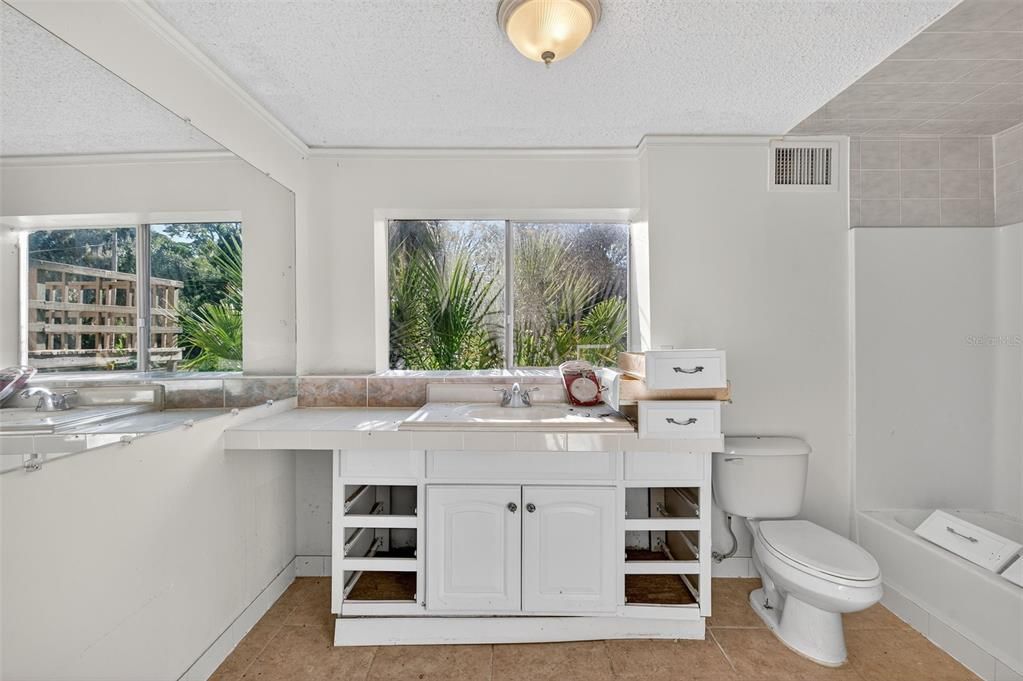 For Sale: $425,000 (5 beds, 2 baths, 1920 Square Feet)