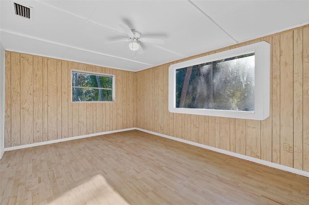 For Sale: $425,000 (5 beds, 2 baths, 1920 Square Feet)