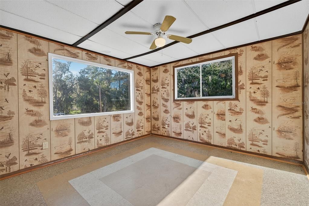 For Sale: $425,000 (5 beds, 2 baths, 1920 Square Feet)