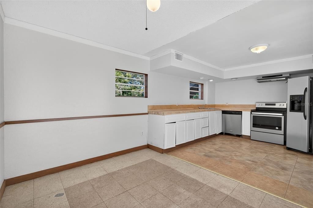 For Sale: $425,000 (5 beds, 2 baths, 1920 Square Feet)