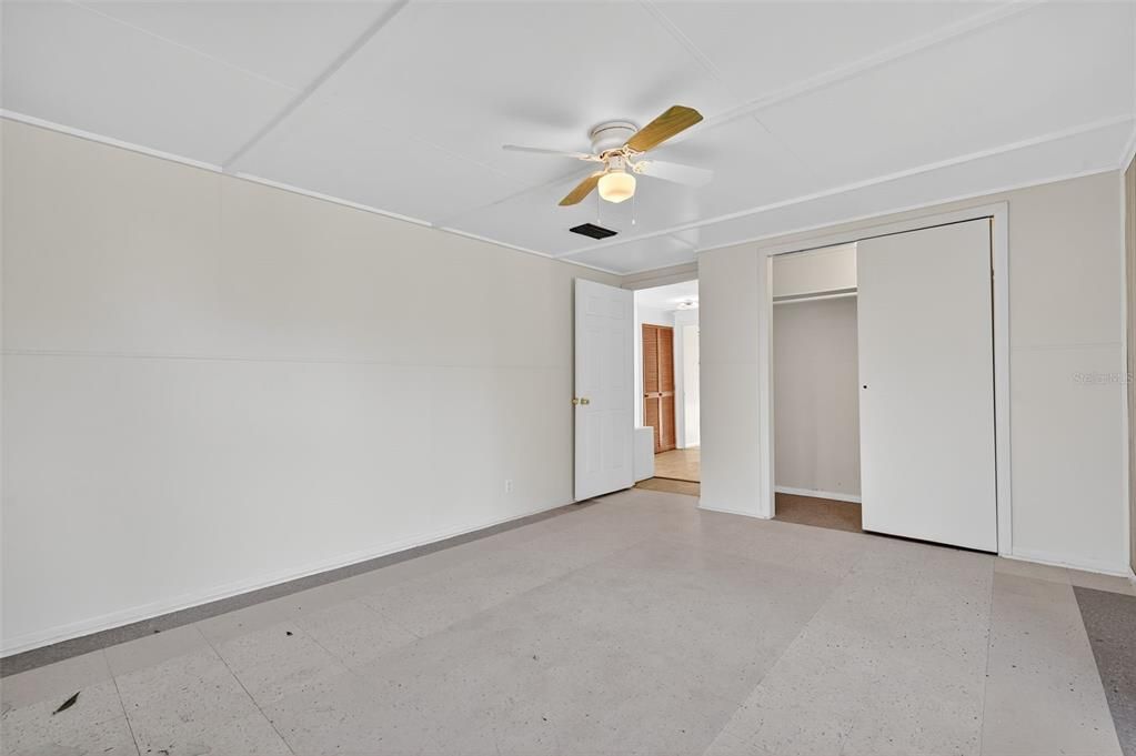 For Sale: $425,000 (5 beds, 2 baths, 1920 Square Feet)