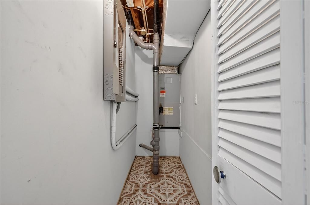 For Sale: $425,000 (5 beds, 2 baths, 1920 Square Feet)