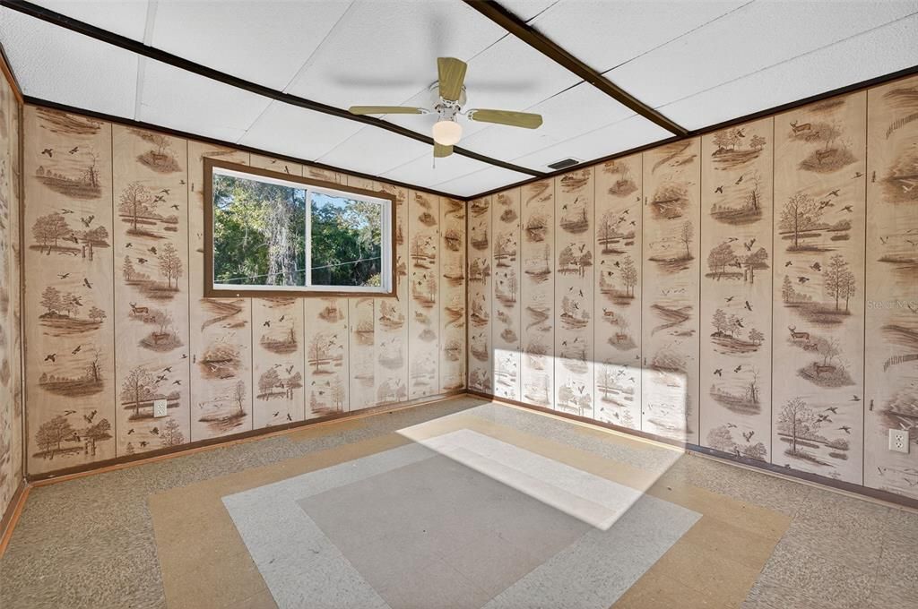 For Sale: $425,000 (5 beds, 2 baths, 1920 Square Feet)