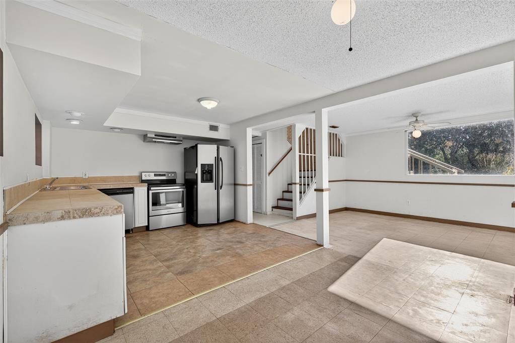 For Sale: $425,000 (5 beds, 2 baths, 1920 Square Feet)