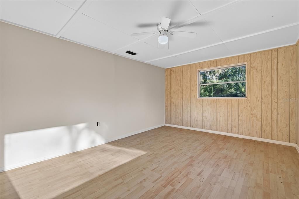 For Sale: $425,000 (5 beds, 2 baths, 1920 Square Feet)