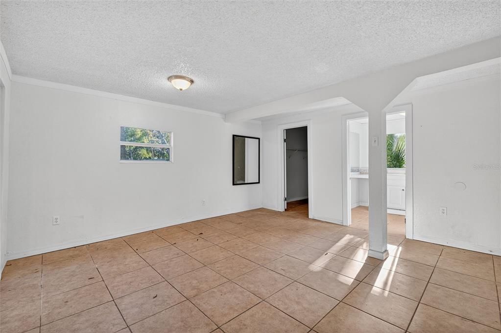 For Sale: $425,000 (5 beds, 2 baths, 1920 Square Feet)