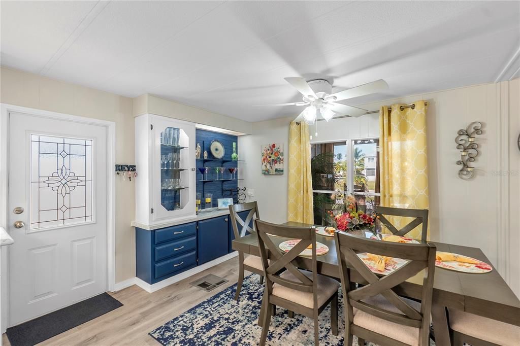 For Sale: $325,000 (2 beds, 2 baths, 1178 Square Feet)