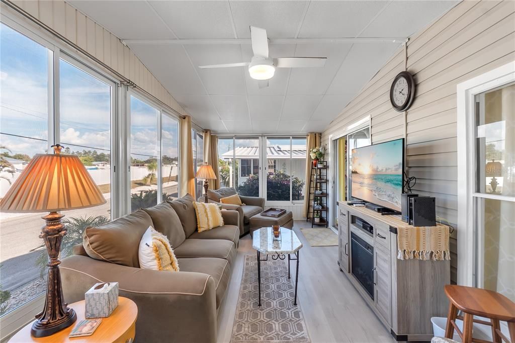 For Sale: $325,000 (2 beds, 2 baths, 1178 Square Feet)