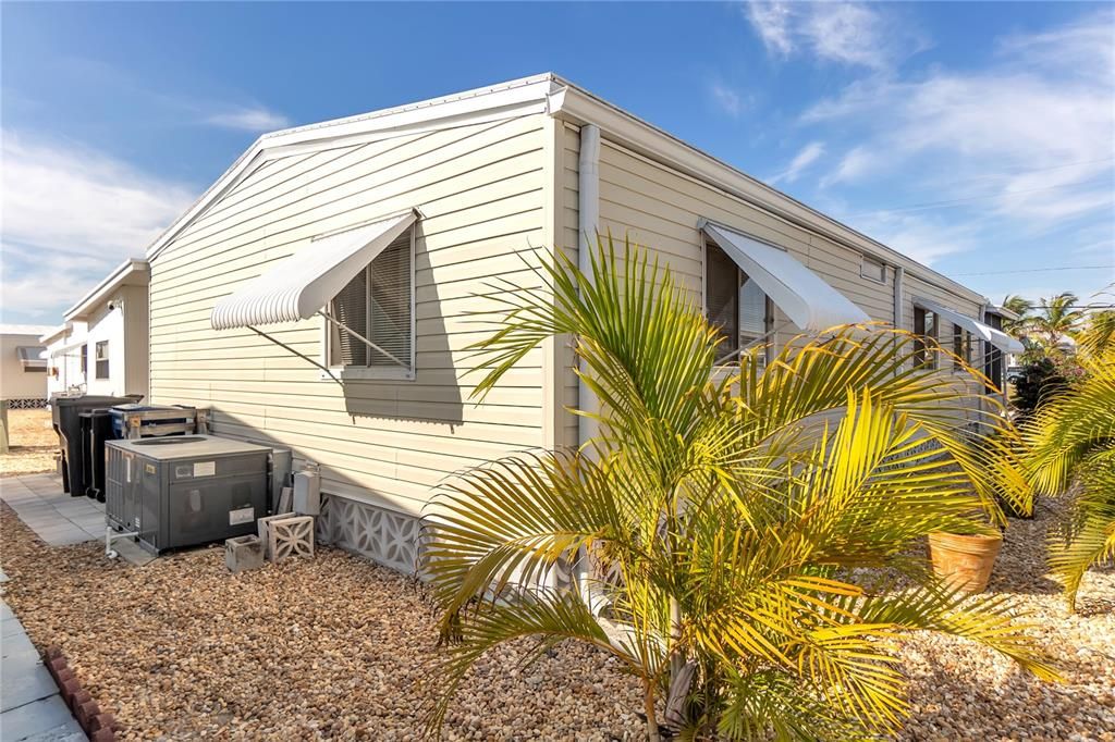 For Sale: $325,000 (2 beds, 2 baths, 1178 Square Feet)