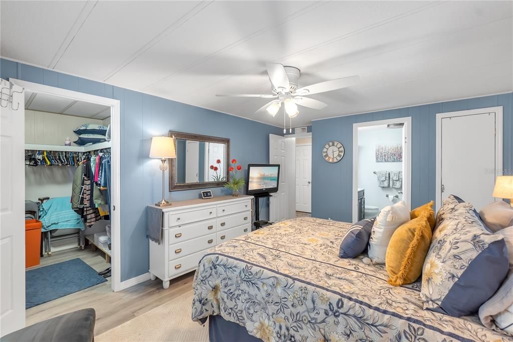 For Sale: $325,000 (2 beds, 2 baths, 1178 Square Feet)