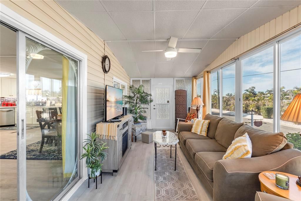 For Sale: $325,000 (2 beds, 2 baths, 1178 Square Feet)