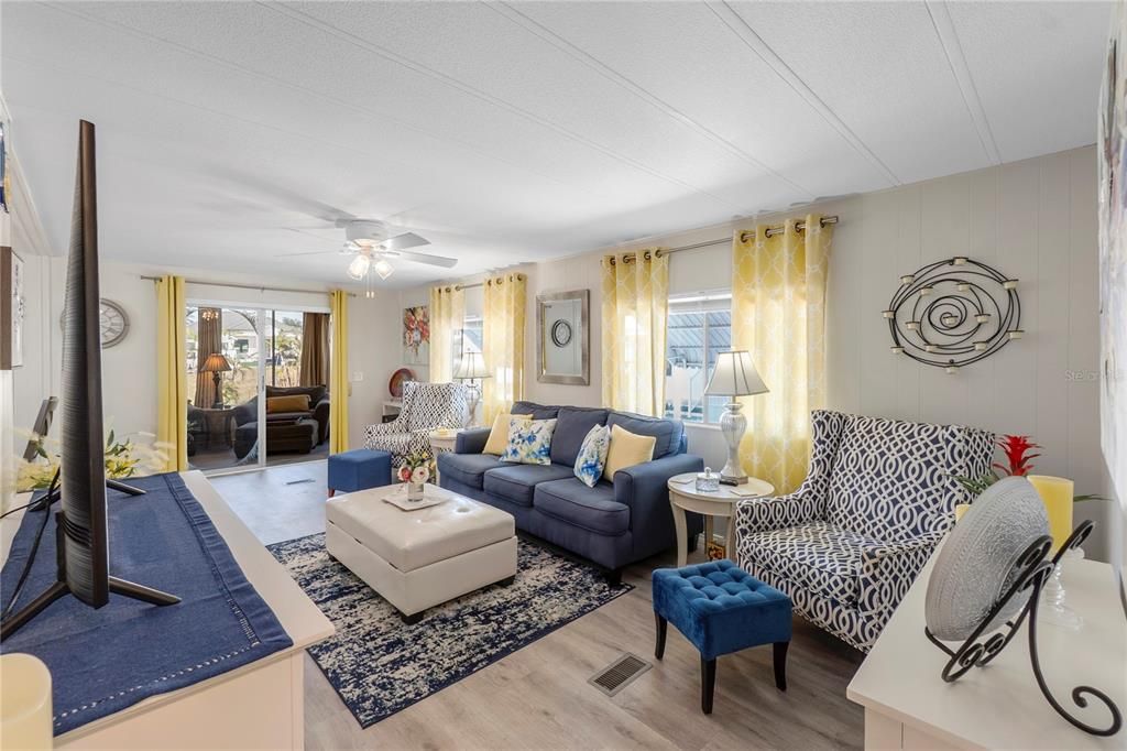 For Sale: $325,000 (2 beds, 2 baths, 1178 Square Feet)